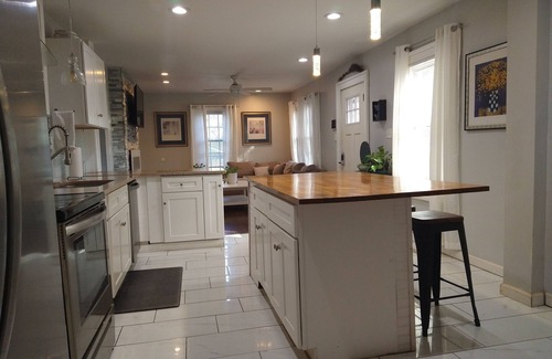 Jefferson Park House | Newly renovated multi-unit City Gingerbread House near Hartfield-Jackson Airport