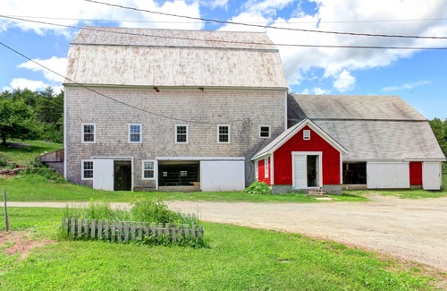Newcastle Cabin | Newly Restored Waterfront Cottage with Private Dock, Fireplace, & Farm - Dogs OK