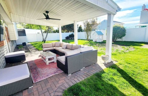Hicksville House | Newly Stunningly Updated 4-bedroom house in lovely Hicksville with WiFi, AC.