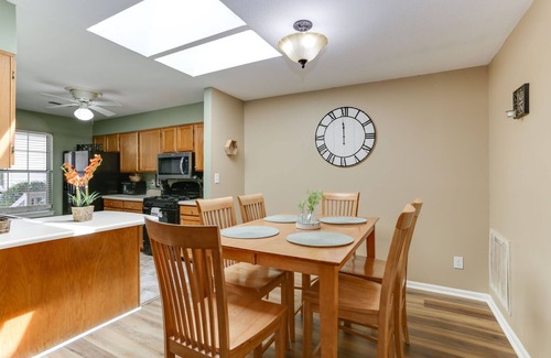 Williamsburg House | NEWLY UPDATED! Charming 2 Bedroom Townhouse near Prime Outlets - Pet friendly.