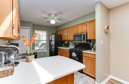Williamsburg House | NEWLY UPDATED! Charming 2 Bedroom Townhouse near Prime Outlets - Pet friendly.