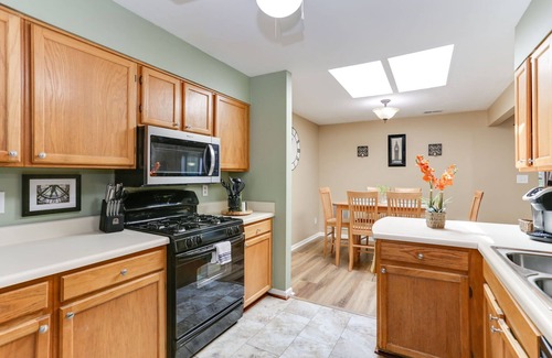 Williamsburg House | NEWLY UPDATED! Charming 2 Bedroom Townhouse near Prime Outlets - Pet friendly.
