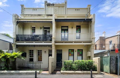 Newtown House | Newtown Nest - Chic Terrace Living off King Street