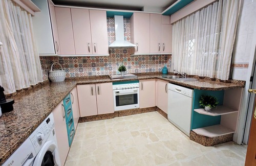 San Juan de Aznalfarache House | Next to the Metro and the center of Seville! Large house with private pool.