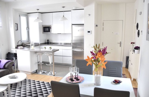 San Bernardo Apartment | Next to SANTA CRUZ. PARKING(FREE) AND PATIO.
