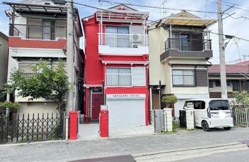 Neyagawa House | NEYAGAWA HOUSE! 3 min walk from Keihan Kayashima Station, 一棟貸しの宿 京阪電車 萱島駅から徒歩3分, 家の前の駐車場はサイズ制限あり, サイズ超過は徒歩1分のコインパーキングを利用下さい