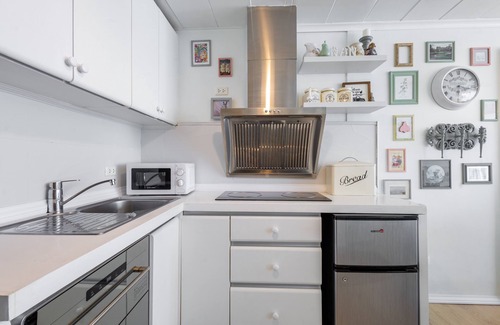Kapitolyo Apartment | nFrench curated studio- Minutes walk to Capitol Commons,10 mins to Fort BGC.n