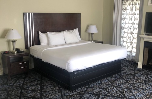 Lewiston Hotel | Niagara Crossing Hotel and Spa King Room