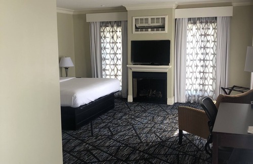 Lewiston Hotel | Niagara Crossing Hotel and Spa King Room