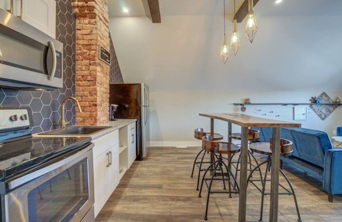 Downtown Niagara Falls Apartment | Niagara Falls Clean and Stylish Loft