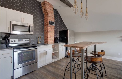 Downtown Niagara Falls Apartment | Niagara Falls Clean and Stylish Loft