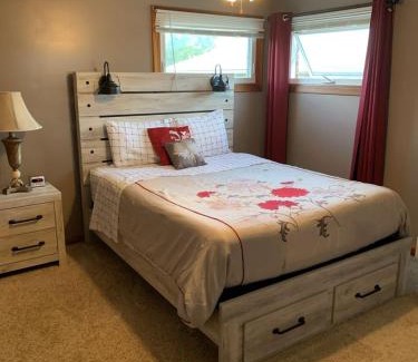 Athol Springs House | Niagara Falls Private Brick Vacation Home
