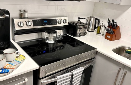Niagara Falls House | Niagara Getaway across Fallsview! Pet-Friendly!n2-3 Min Drive to Fallsview, nn