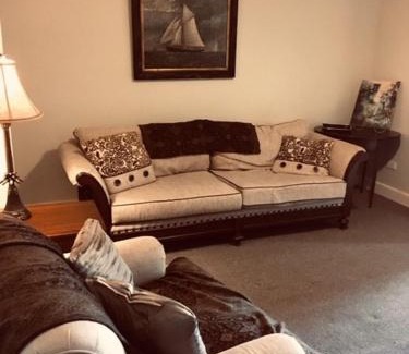 Lewiston House | Niagara Mansion Carriage Suite