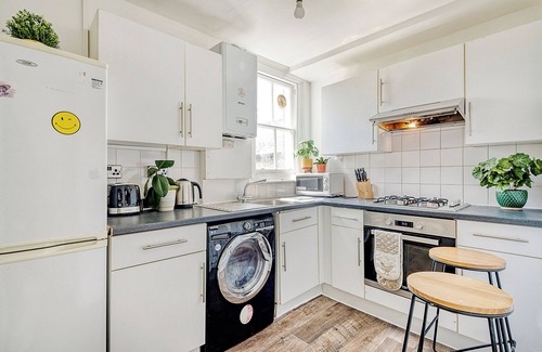 St. Mary's Park Apartment | Nice 3 bed flat near Chelsea