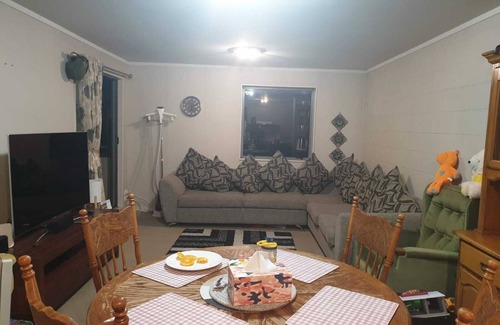 Mount Albert Apartment | Nice and tidy 3 bedrooms apartment, free parking