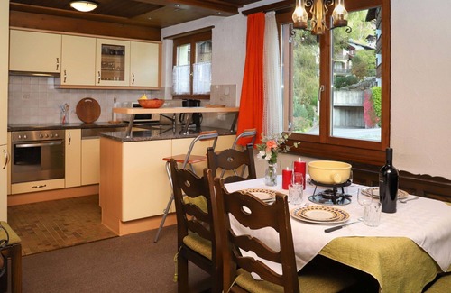 Klosters Platz Apartment | Nice apartment for 5 guests with internet, TV, balcony, pets allowed, panoramic view and parking