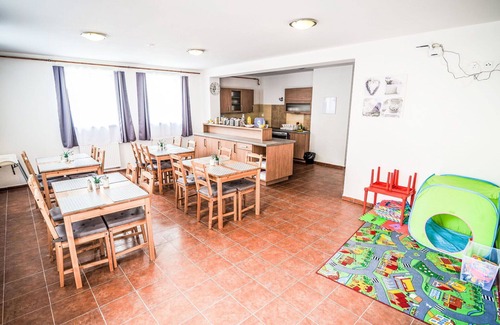 Cesky Krumlov Apartment | Nice apartment for 5 guests with WIFI, patio, pets allowed and parking