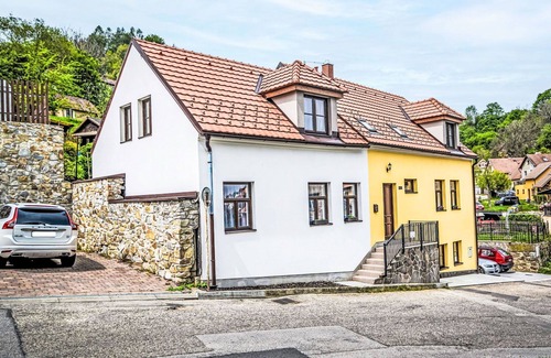 Cesky Krumlov Apartment | Nice apartment for 5 guests with WIFI, patio, pets allowed and parking