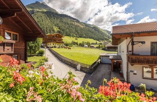 Pragraten Apartment | Nice apartment for 13 guests with WIFI, TV, balcony and pets allowed