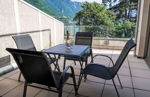 Montreux Apartment | Nice apartment for 2 guests with pool, A/C, WIFI, TV, terrace and panoramic view