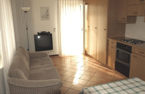 Carona Apartment | Nice apartment for 3 guests with WIFI, TV, patio, pets allowed, panoramic view and parking