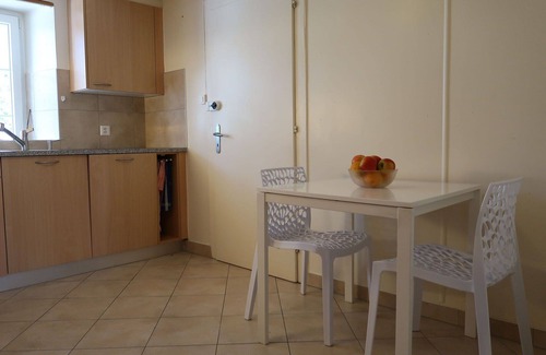 Villette Apartment | Nice apartment for 4 people with WIFI, TV, patio, pets allowed and parking