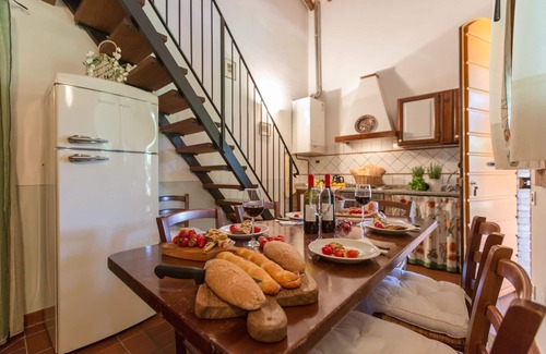 Peccioli Apartment | Nice apartment for 7 guests with pool, WIFI, A/C, TV, pets allowed, panoramic view and parking