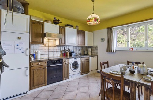 Riazzino Apartment | Nice apartment for 8 people with WIFI, patio, pets allowed, panoramic view and parking