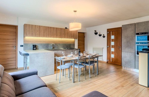 Morbegno Apartment | Nice apartment for 6 guests with WIFI, A/C, TV, patio and pets allowed