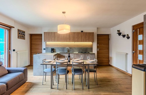Morbegno Apartment | Nice apartment for 6 guests with WIFI, A/C, TV, patio and pets allowed