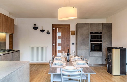 Morbegno Apartment | Nice apartment for 6 guests with WIFI, A/C, TV, patio and pets allowed