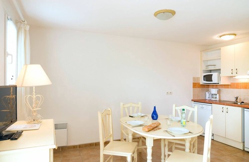 Homps House | Nice apartment in villa for 8 people with WIFI, pool, hot tub, TV, terrace, pets allowed and par.