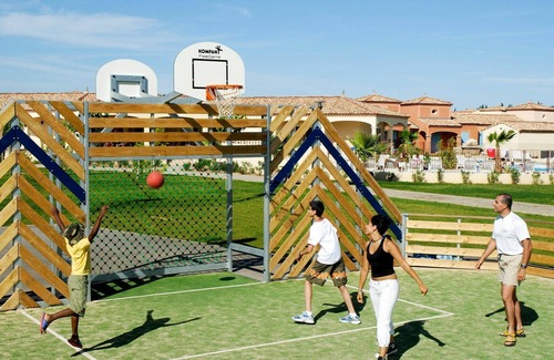 Homps House | Nice apartment in villa for 8 people with WIFI, pool, hot tub, TV, terrace, pets allowed and par.