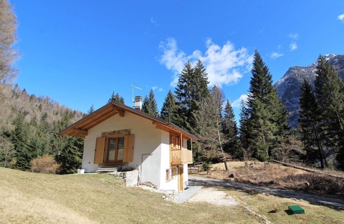 Lozzo di Cadore Apartment | Nice apartment for 5 people with WIFI, balcony, pets allowed, panoramic view and parking