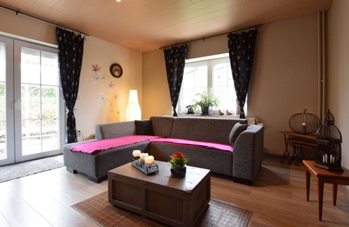 Tillet House | Nice Holiday Home in Tillet with Private Terrace