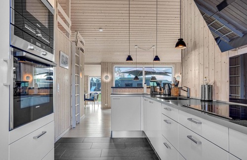 Blokhus House | Nice home in Blokhus with kitchen