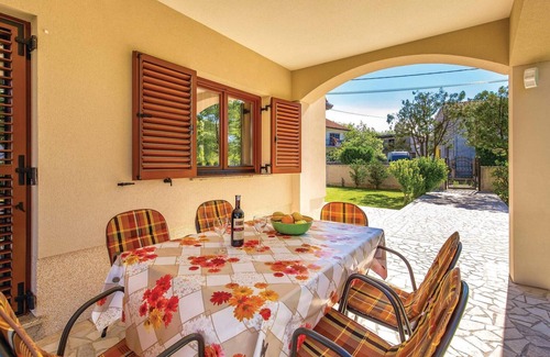 Sarsoni House | Nice home in Drazice with WiFi