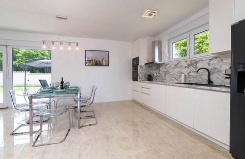 Kampor House | Nice home in Kampor with WiFi