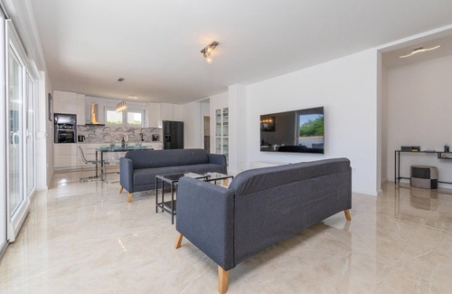 Kampor House | Nice home in Kampor with WiFi