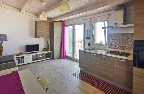 Casuzze House | Nice home in Kaukana with kitchenette