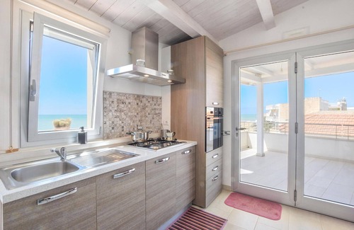 Casuzze House | Nice home in Kaukana with kitchenette