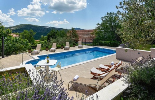 Neoric House | Nice home in Muc w/ Outdoor swimming pool and 4 Bedrooms