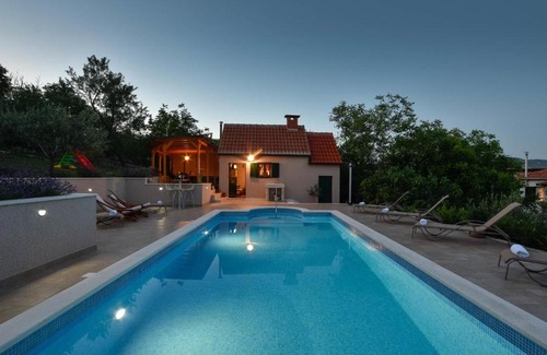 Neoric House | Nice home in Muc w/ Outdoor swimming pool and 4 Bedrooms