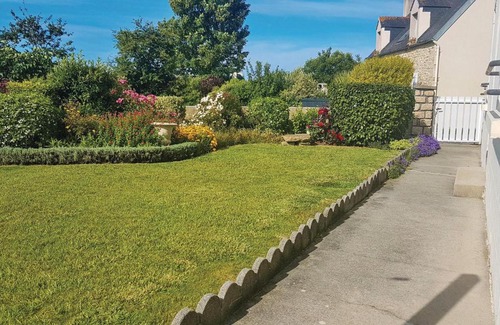 Pouldreuzic House | Nice home in Pouldreuzic with 4 Bedrooms and WiFi