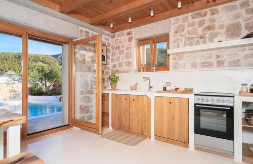 Dol House | Nice home in Stari Grad with WiFi