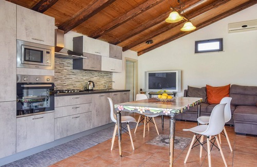 Torrenova House | Nice home in Torranova with kitchen