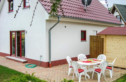 Wohlenberg House | Nice home in Wohlenberg with kitchen