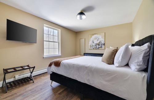 Kresgeville House | Nicole’s Place PA · Luxe Lrg Pocono House for 18 Hot Tub/Gameroom/Pool