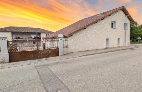 Les Echets Apartment | Nid paisible avec un coin terrasse